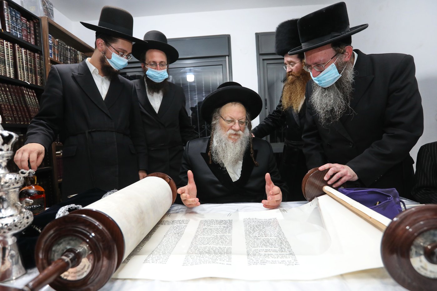 במודז'יץ הכניסו ספר תורה לבית המדרש החדש בטבריה