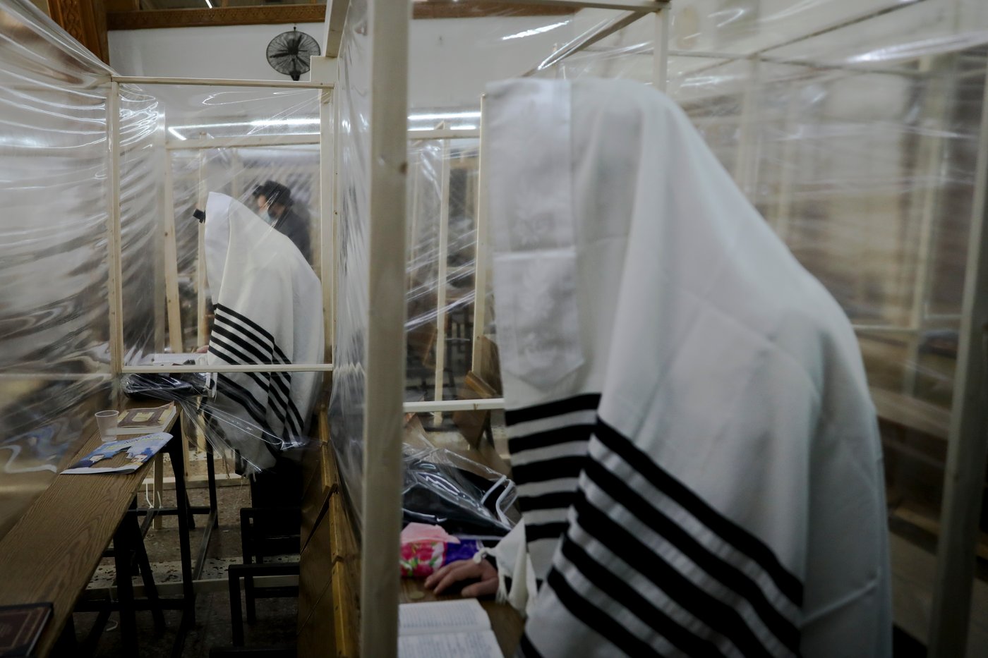 ה'קלויז' שינה את פניו: כך נראית תפילה ב'קפסולות'
