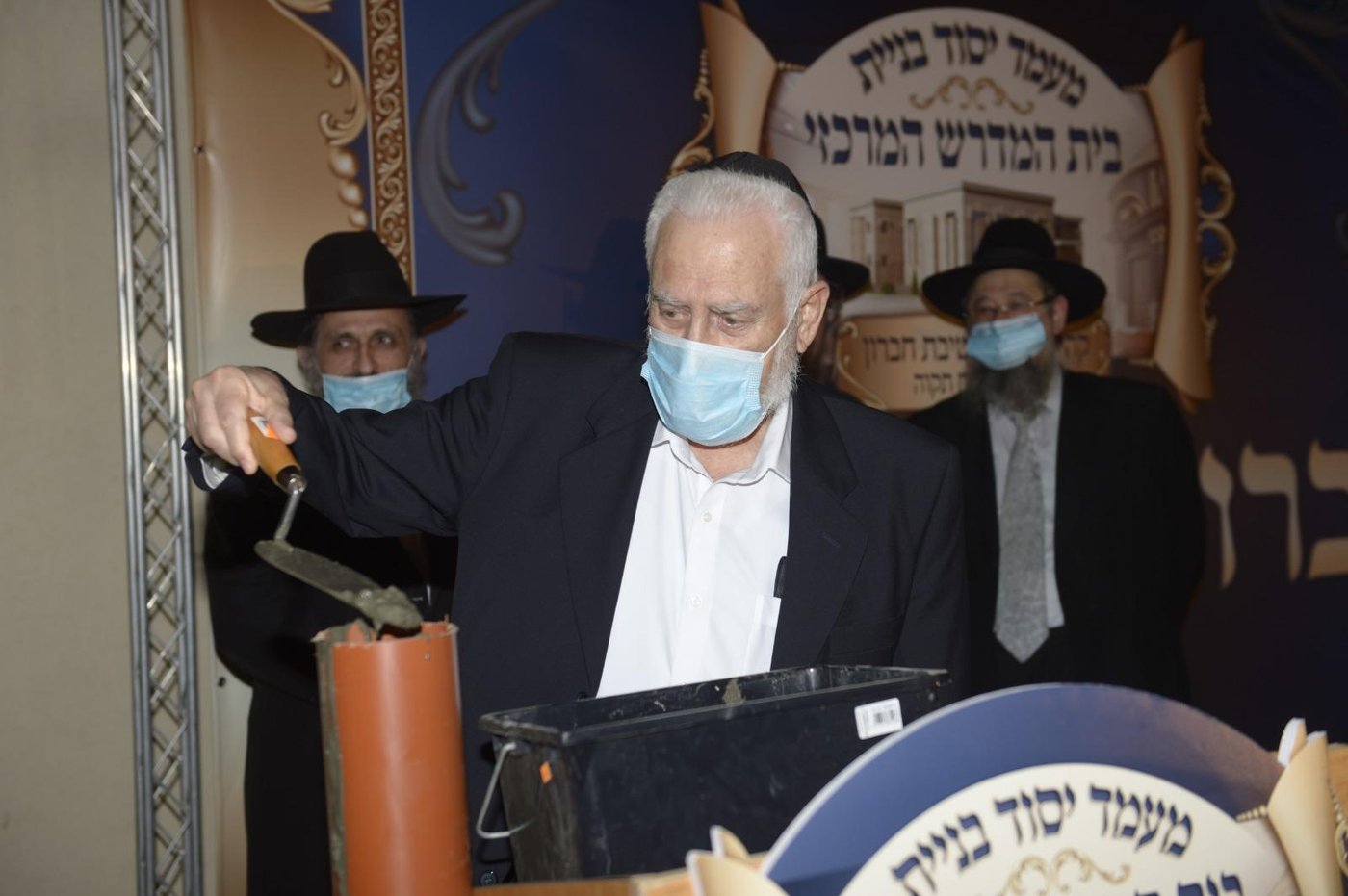 תיעוד: הנחת אבן הפינה לביהכ"נ 'חניכי ישיבת חברון'