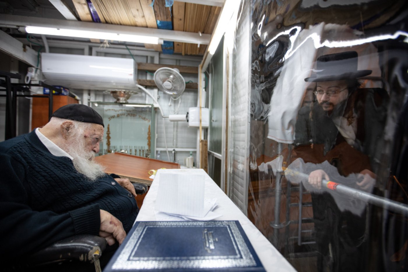 על הגשר: מתברכים ממרן הגר"ח קנייבסקי