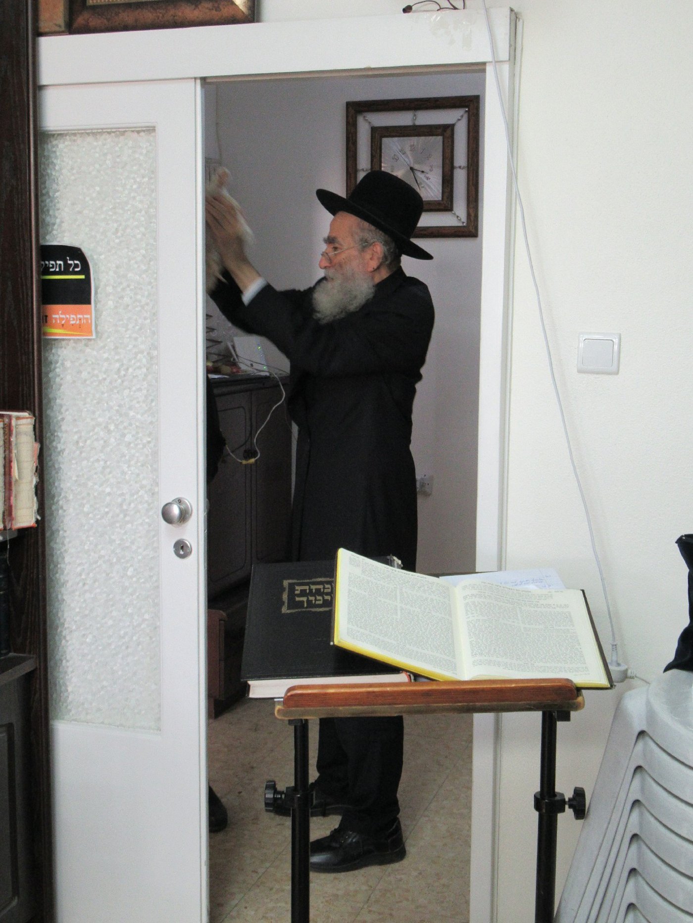 עם מדבקה על התרנגול: הגר"ש מרקוביץ במנהג הכפרות