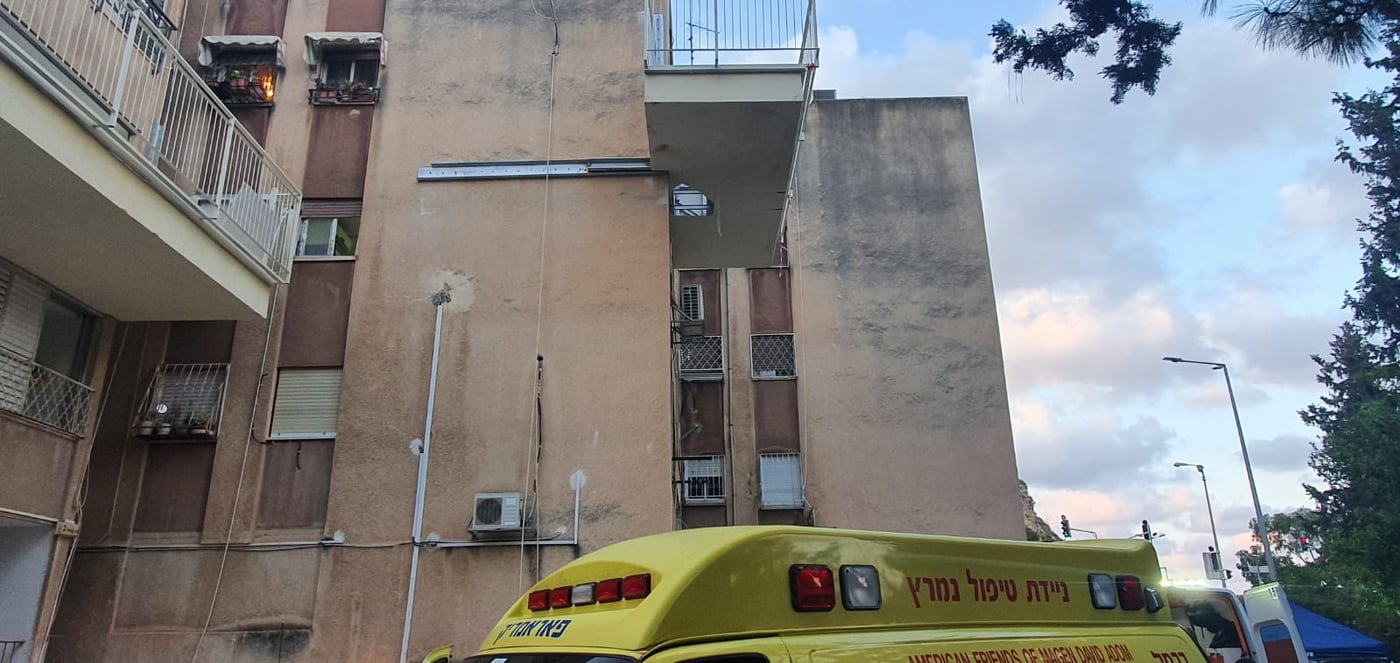 אישה נפלה אל מותה מחור שנפער ברצפת המרפסת