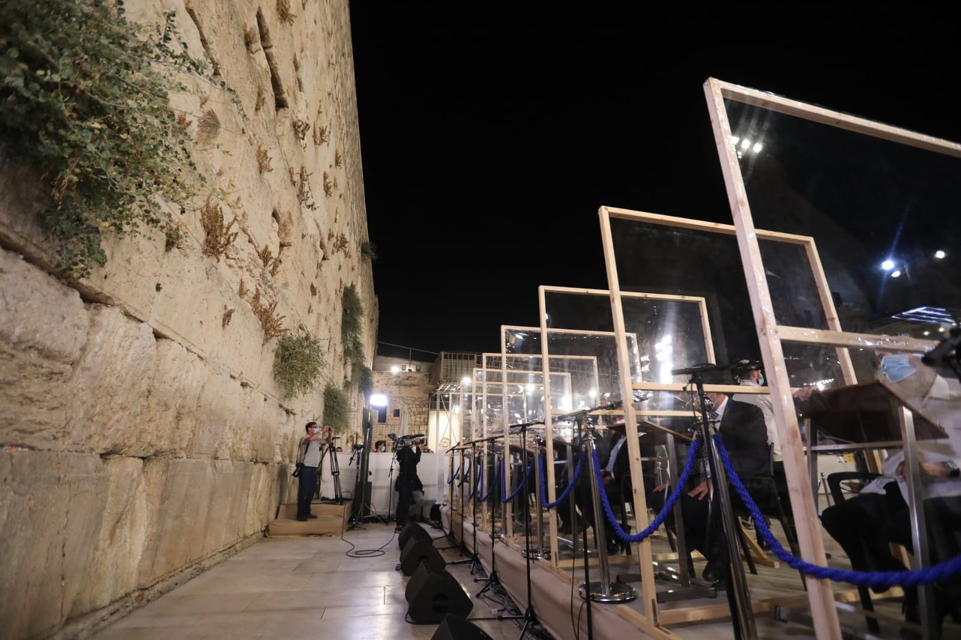 במקום רבבות - רק מאות; הסליחות האחרונות בכותל • צפו