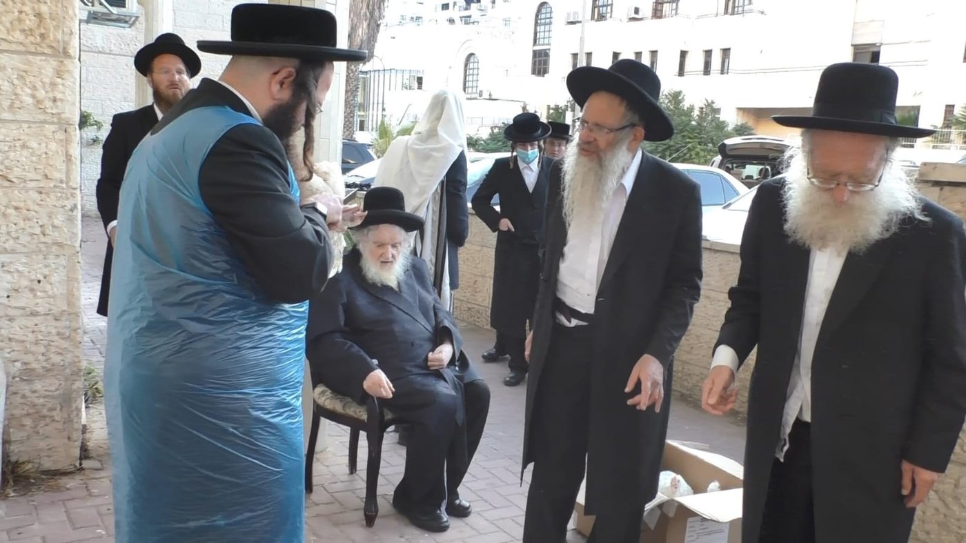יום הכיפורים אצל הגר"מ שטרנבוך • תיעוד