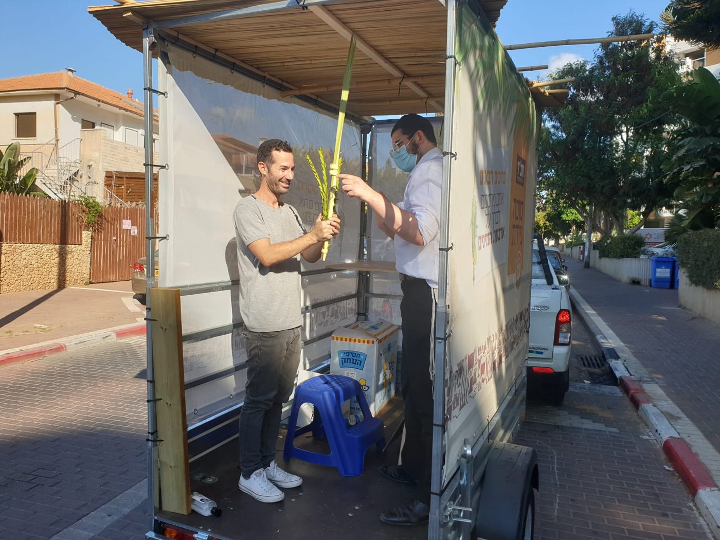 מבלפור ועד מחלקות הקורונה: רבבות נוטלים לולב עם שלוחי חב"ד