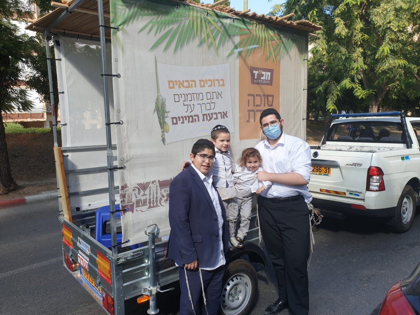 מבלפור ועד מחלקות הקורונה: רבבות נוטלים לולב עם שלוחי חב"ד