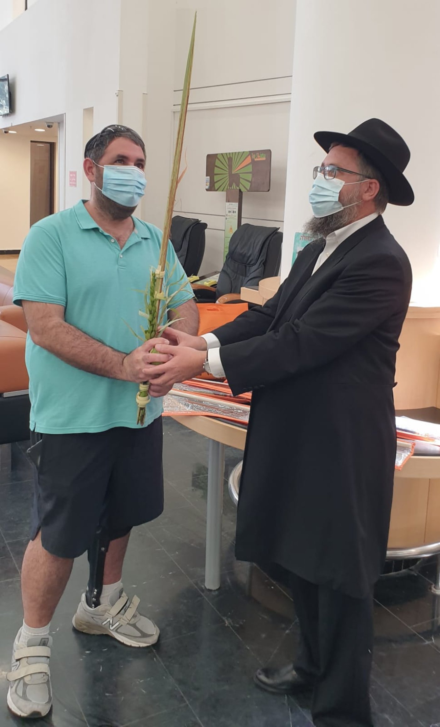מבלפור ועד מחלקות הקורונה: רבבות נוטלים לולב עם שלוחי חב"ד