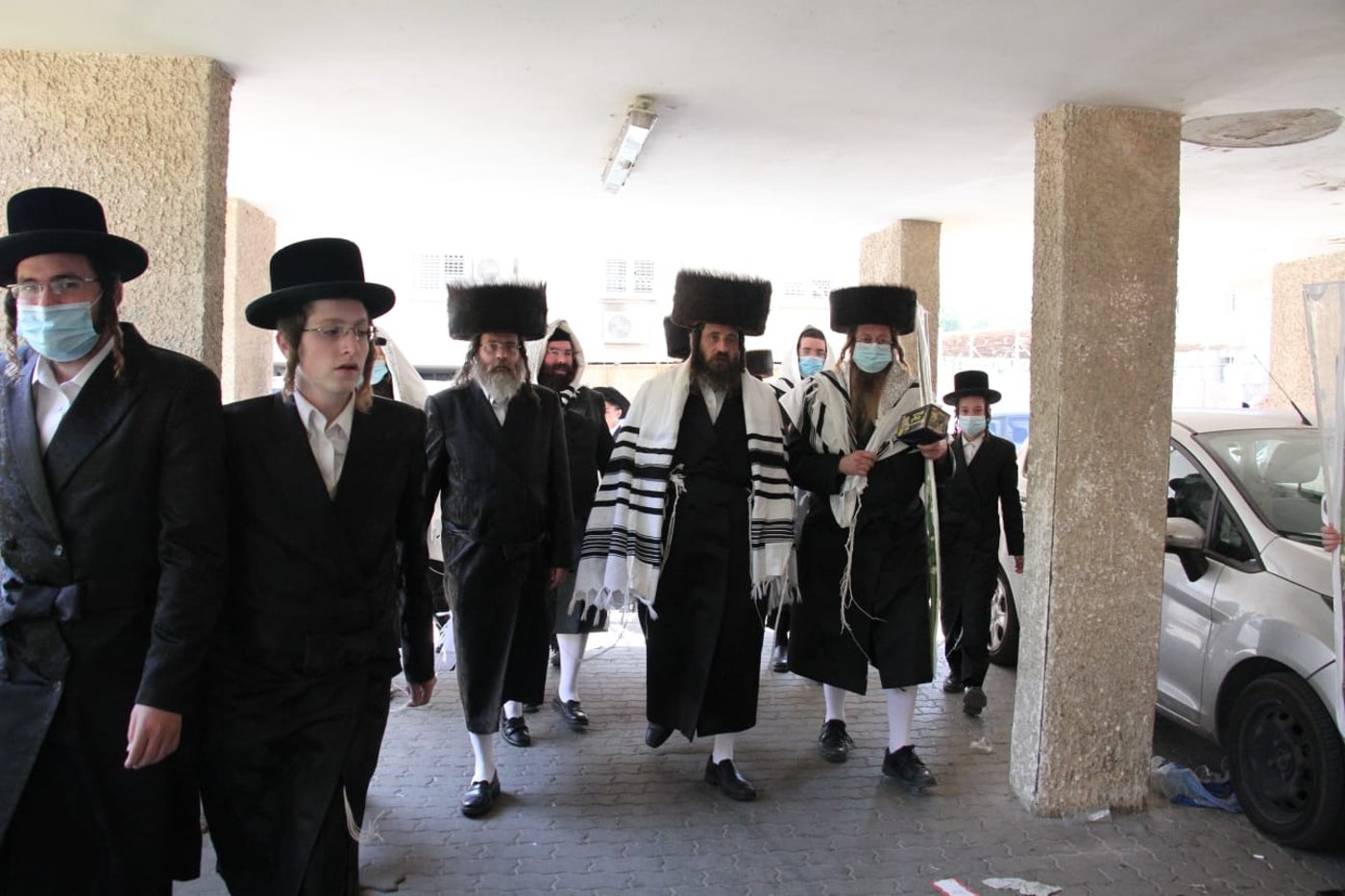 הרבי החדש מפיטסבורג באמירת 'הלל' והושענות