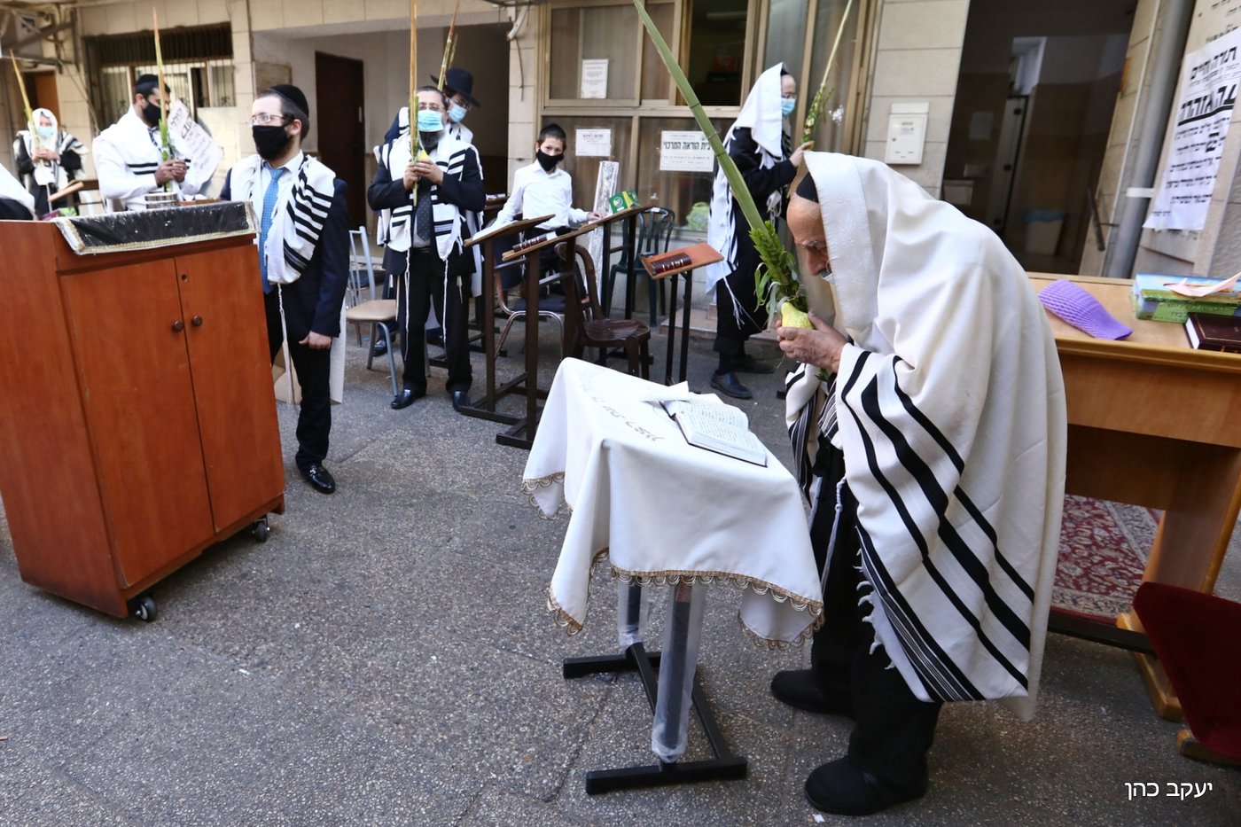 הגר"ש בעדני בתפילת שחרית והושענות