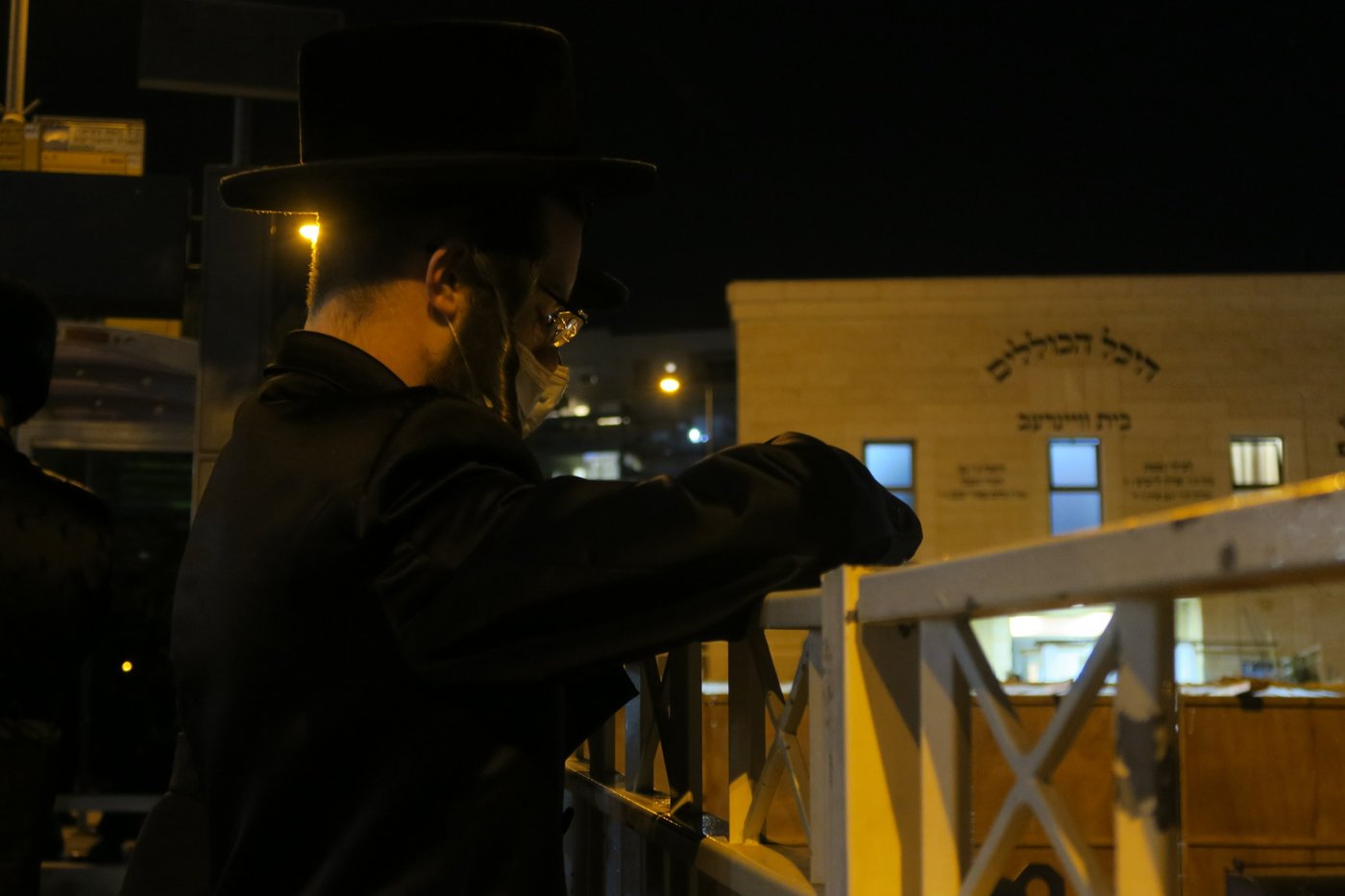מהומות בערים החרדיות: המשטרה פשטה על בתי הכנסת