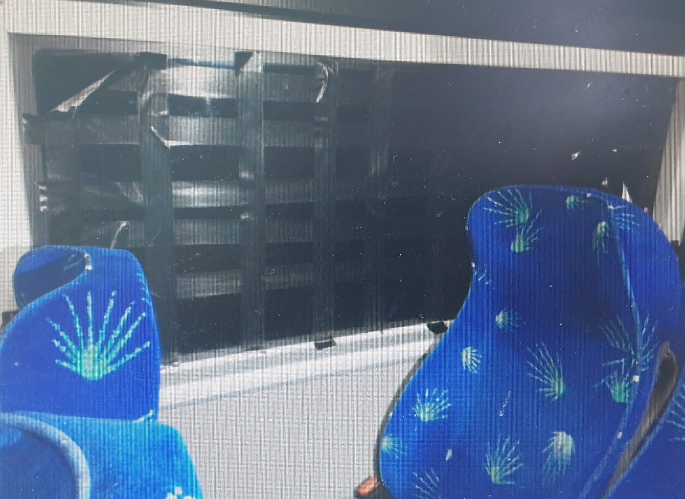 נערים מקַצְר אַ-סִּירּ יידו אבנים על אוטובוסים