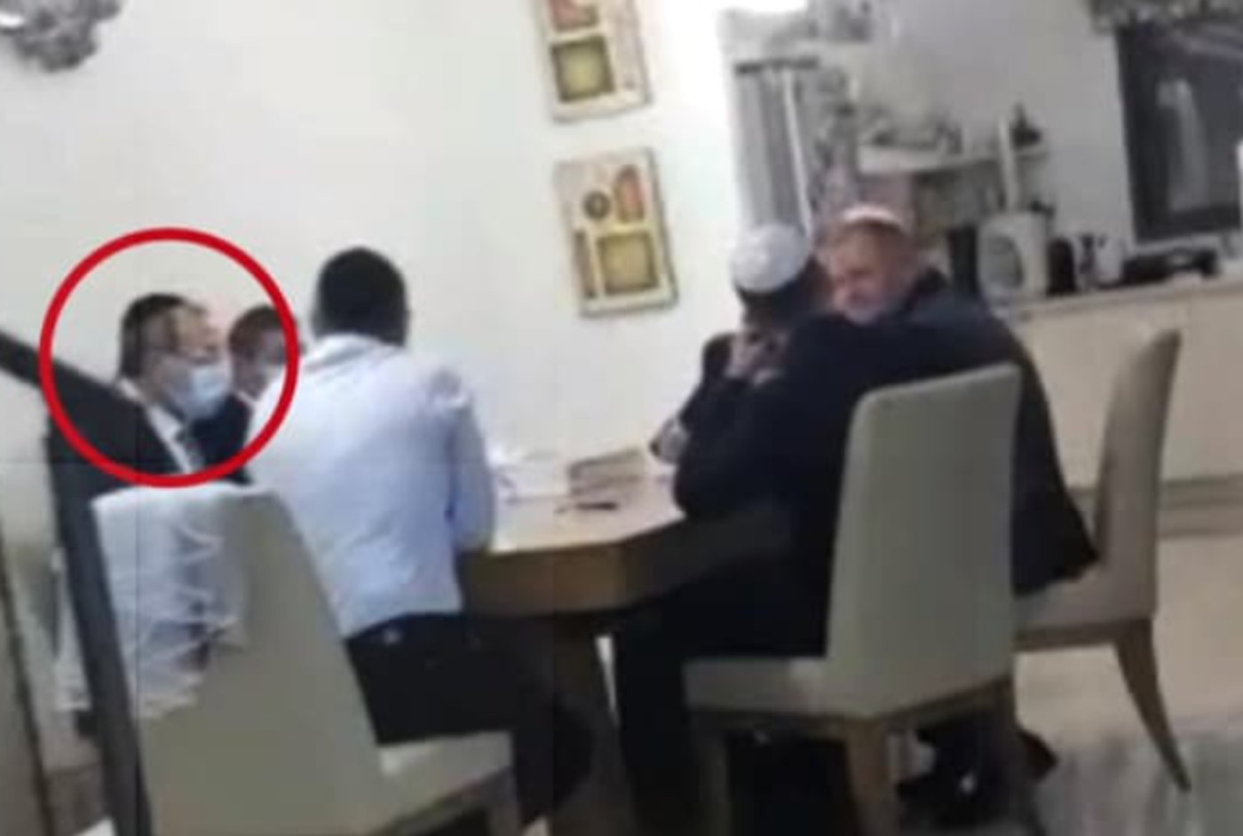 הגבלות? השר לשירותי דת יעקב אביטן חיתן בחתונה המונית