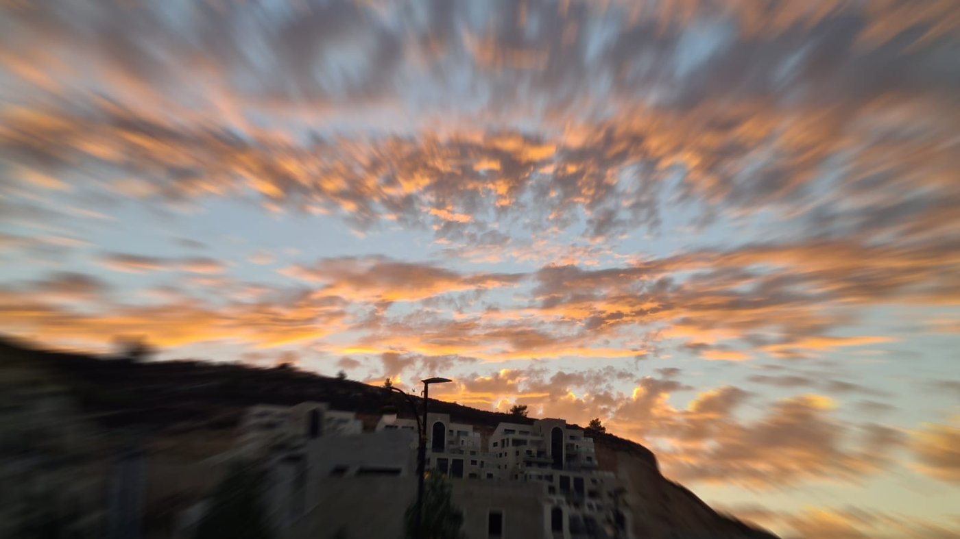 תיעוד מרהיב: שמים, עננים ו... שקיעה