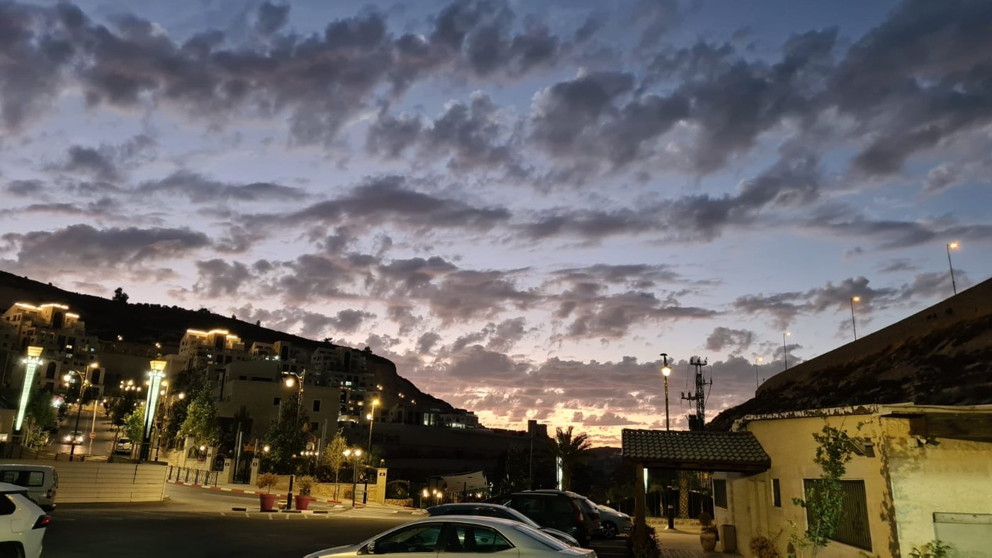 תיעוד מרהיב: שמים, עננים ו... שקיעה