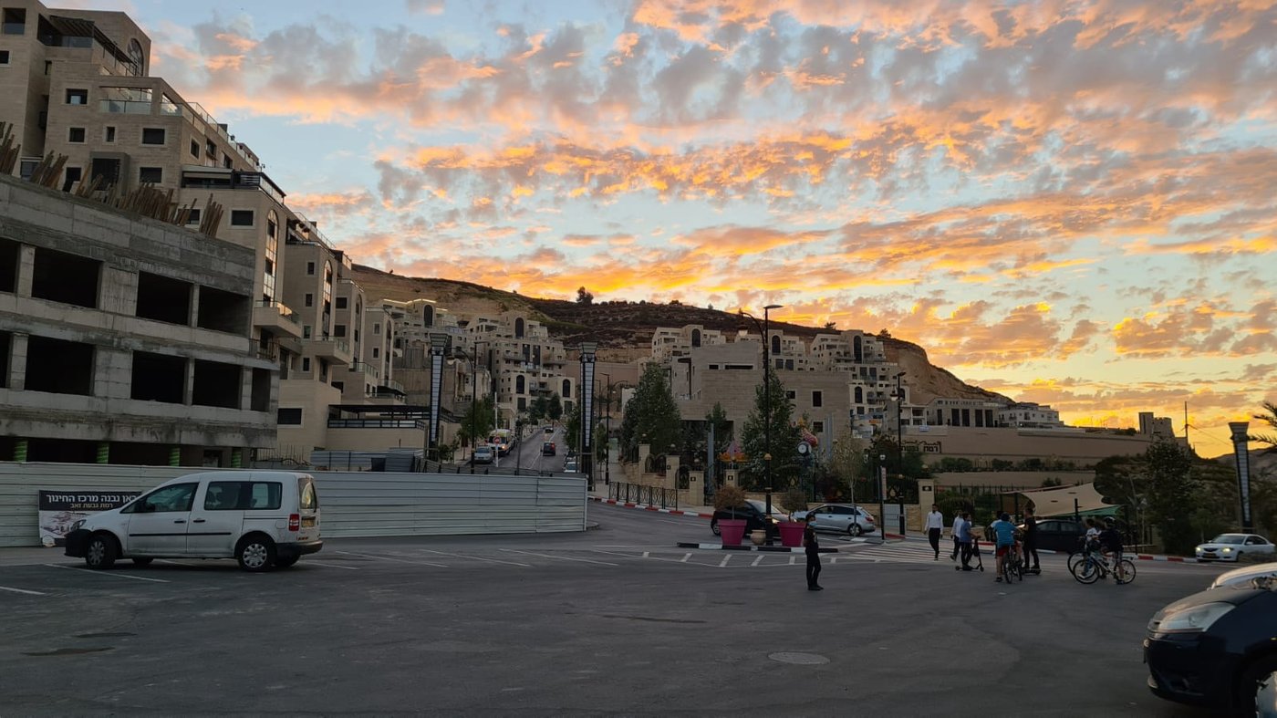 תיעוד מרהיב: שמים, עננים ו... שקיעה