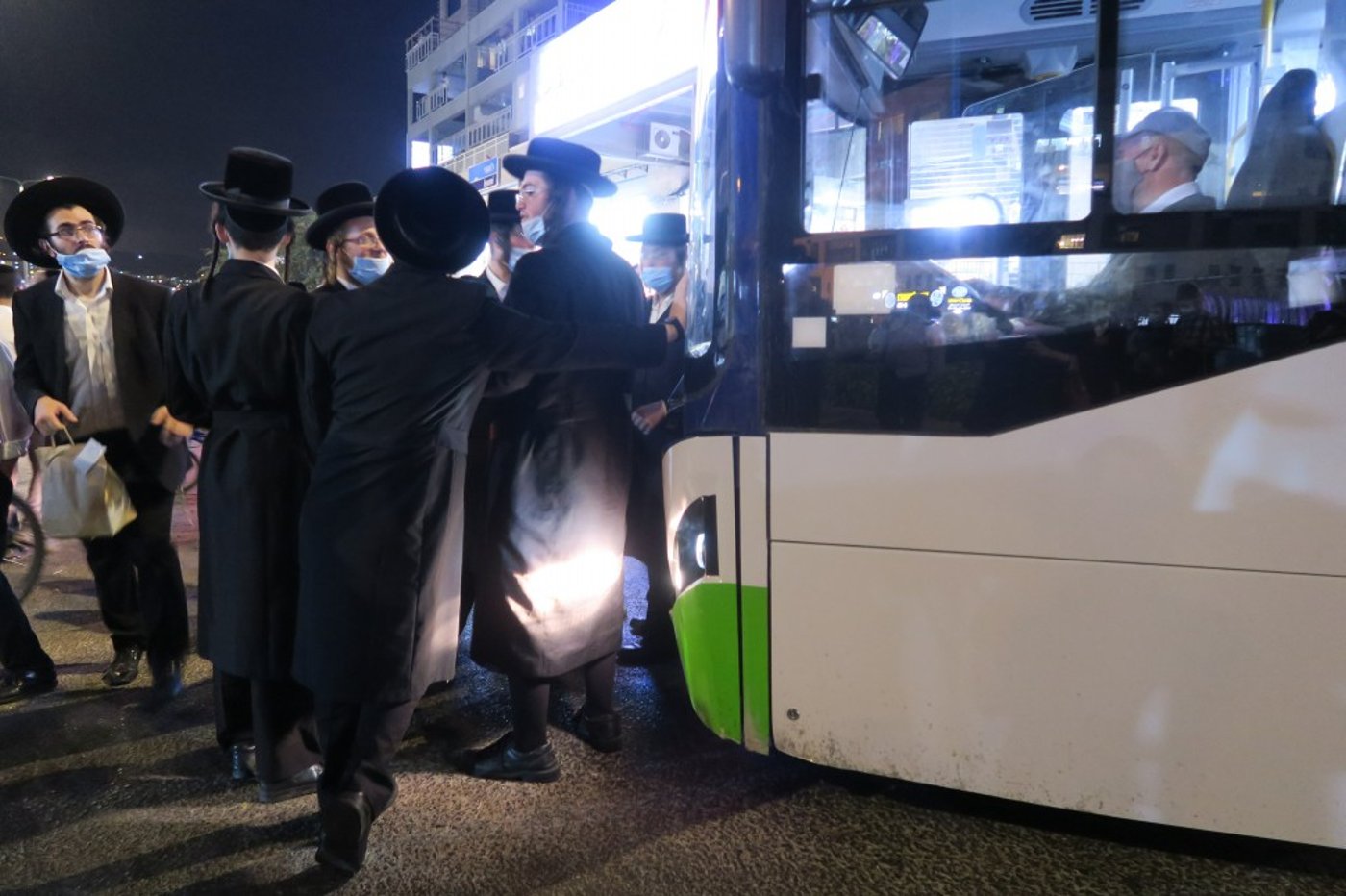 מאות הפגינו בביתר עילית נגד סגירת ת"תים