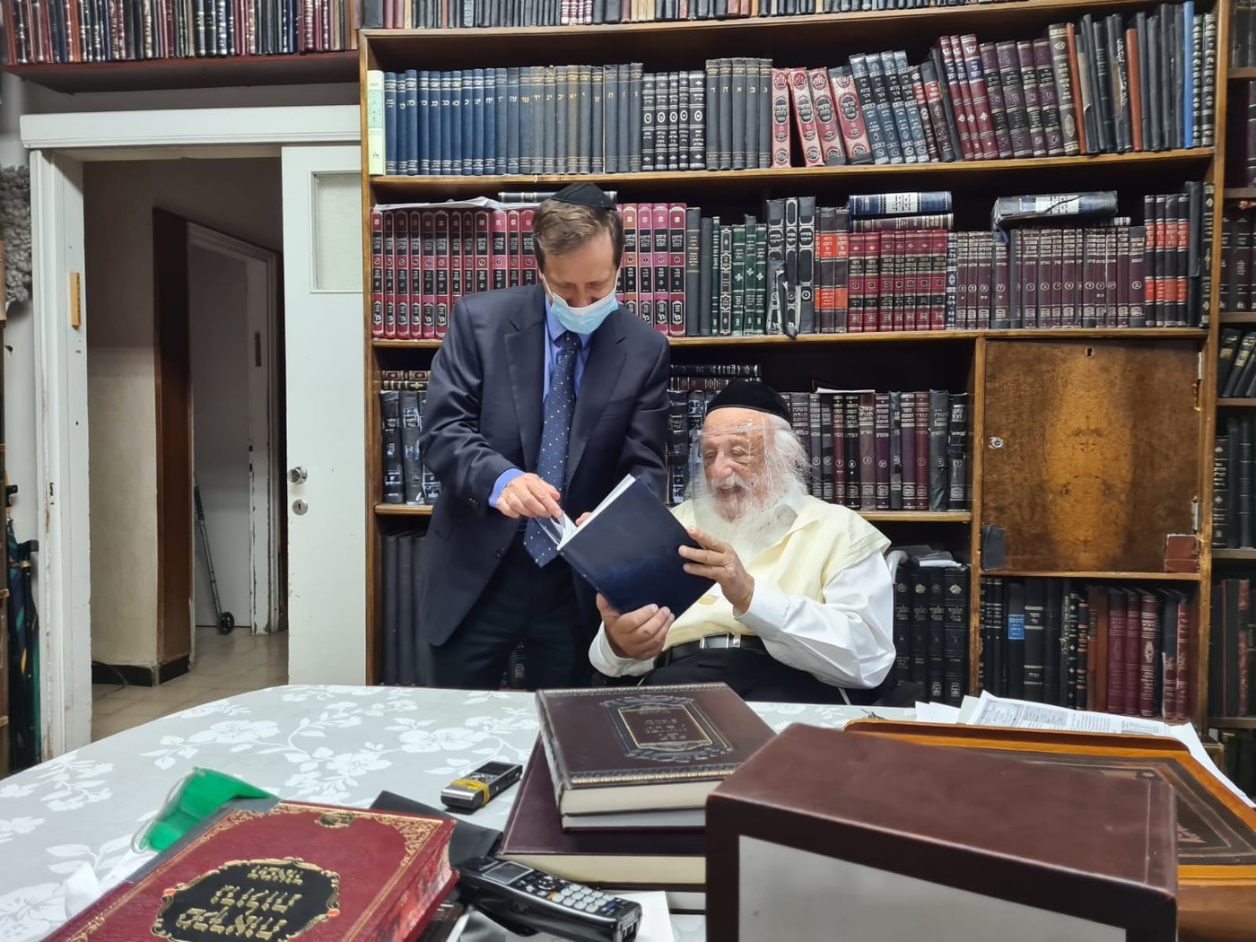 מרתק: יצחק בוז'י הרצוג עם הספר על 'אור הישר'