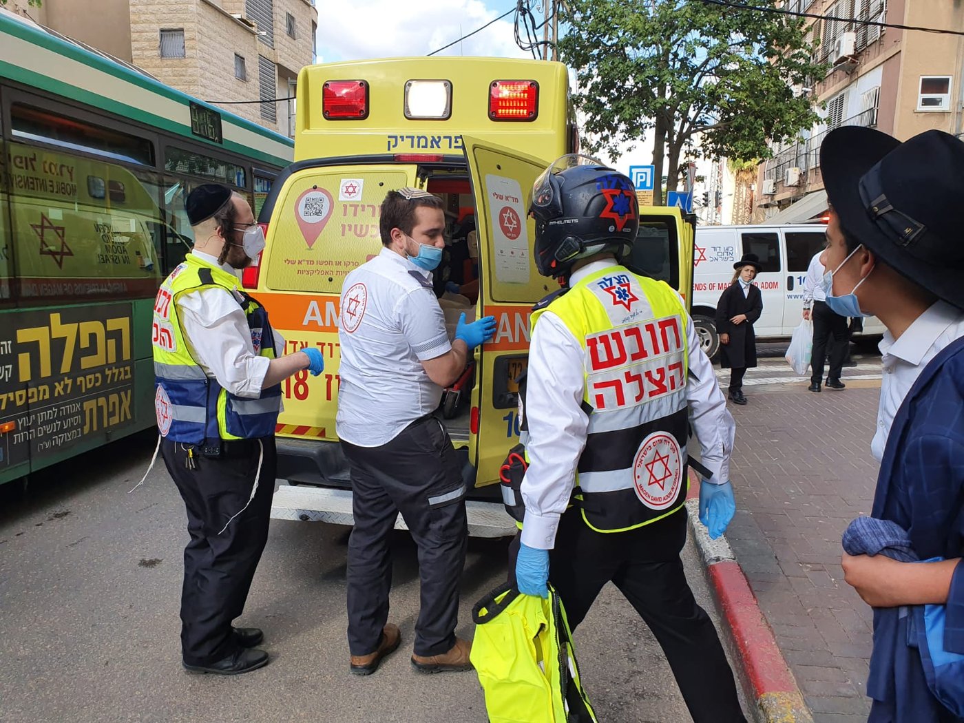 בחור חרדי בן 20 נפל מקומה 3; מצבו קשה