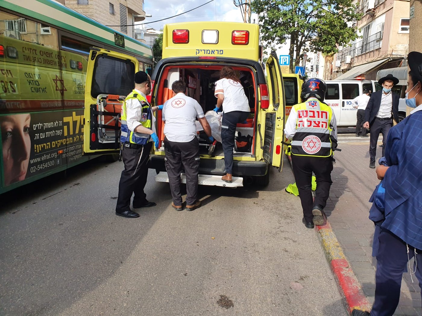 בחור חרדי בן 20 נפל מקומה 3; מצבו קשה