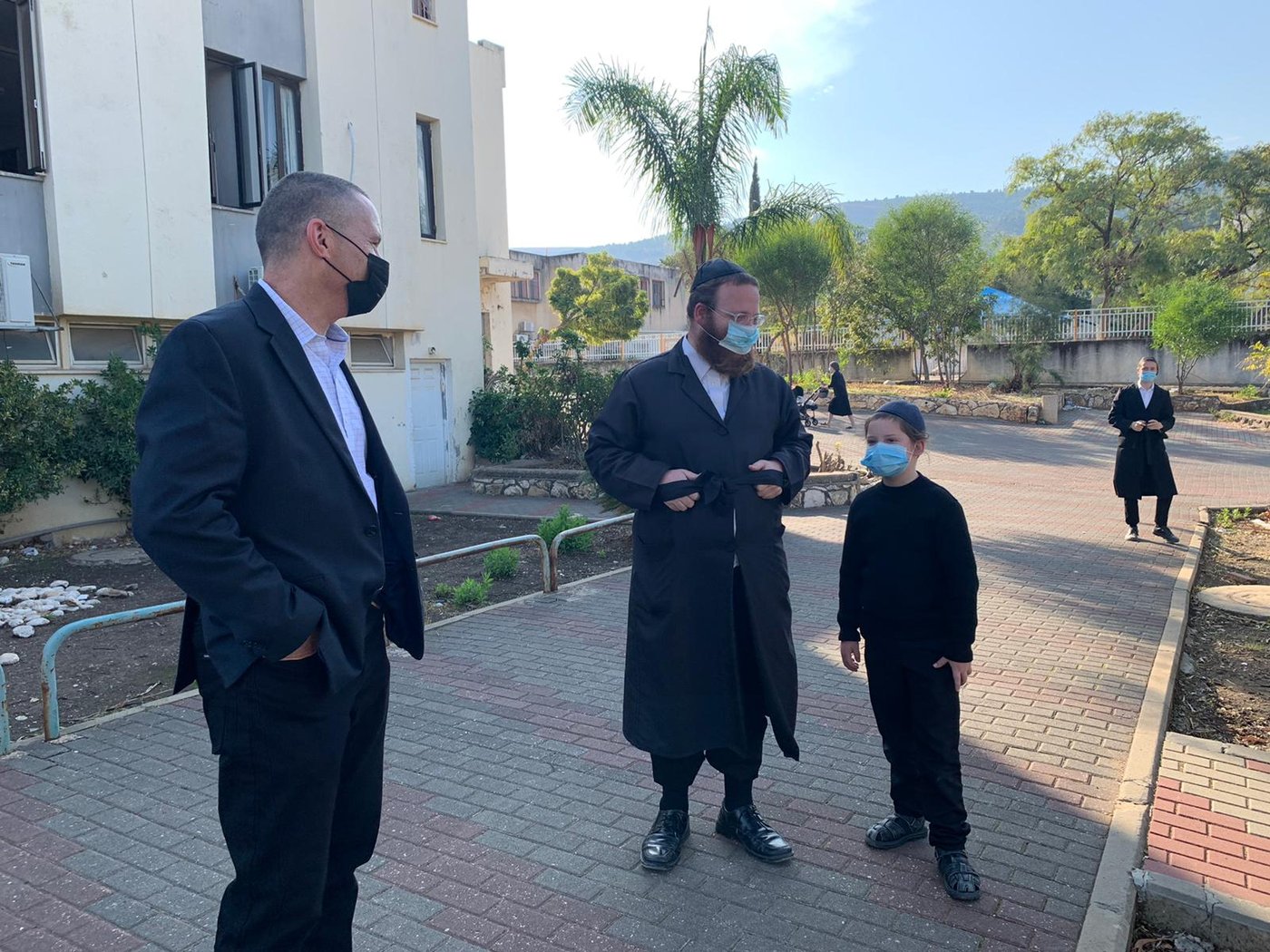 שר המדע ירד לשטח והצדיע לחסידי גור