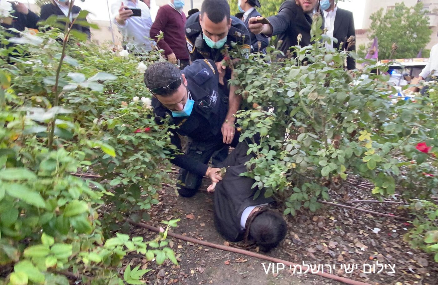 ירושלים: קיצונים מחו על חלוקת חוברות • תיעוד