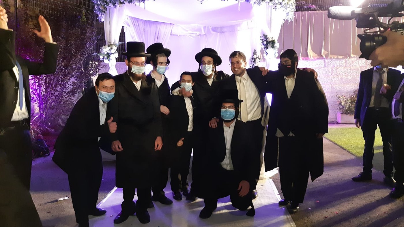 החתן, עם חבריו מ'שיח סוד'