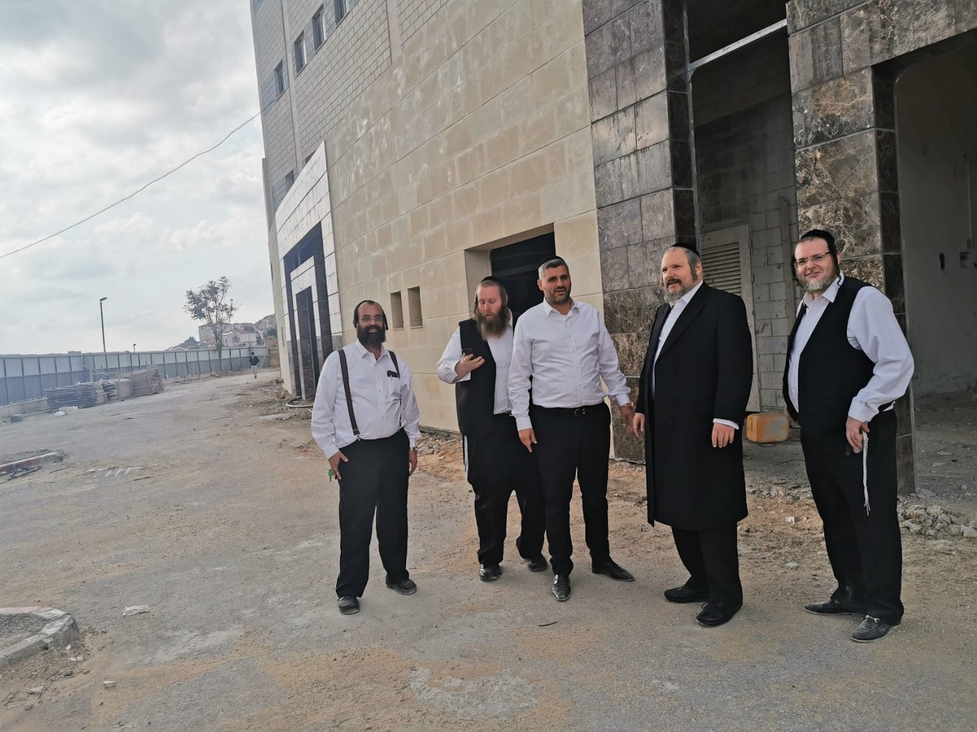 הבעלים רונן גונן בסיור במתחם עם ראש העיר מאיר רובינשטיין