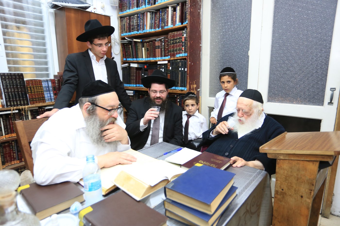 מרן הגר"ח קנייבסקי במעמד 'לחיים' עם תלמידו ומקורבו הגדול הרב אורי טיגר לרגל הוצאת ספרו לדופקי בתשובה