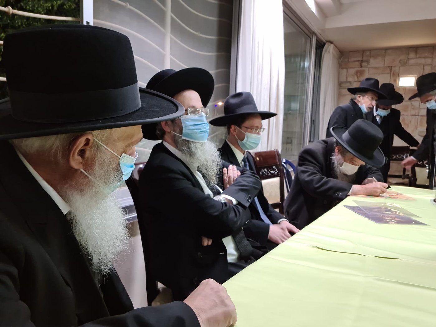 שמחה ב'מיר' ו'תפרח': נכדת הגר"א פילץ והגר"ב קרליבך - התארסה