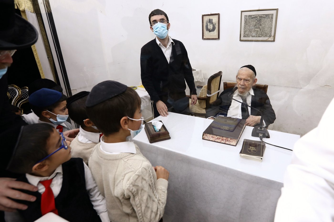 התלמידים קיבלו חומש ממרן שר התורה; צפו