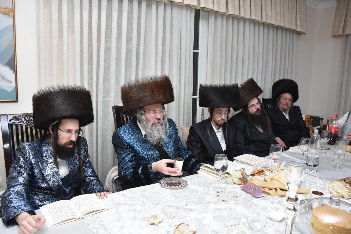 תיעוד: הרבי ממעז'יבוז ערך שבע ברכות לבן האדמו"ר מראחוב