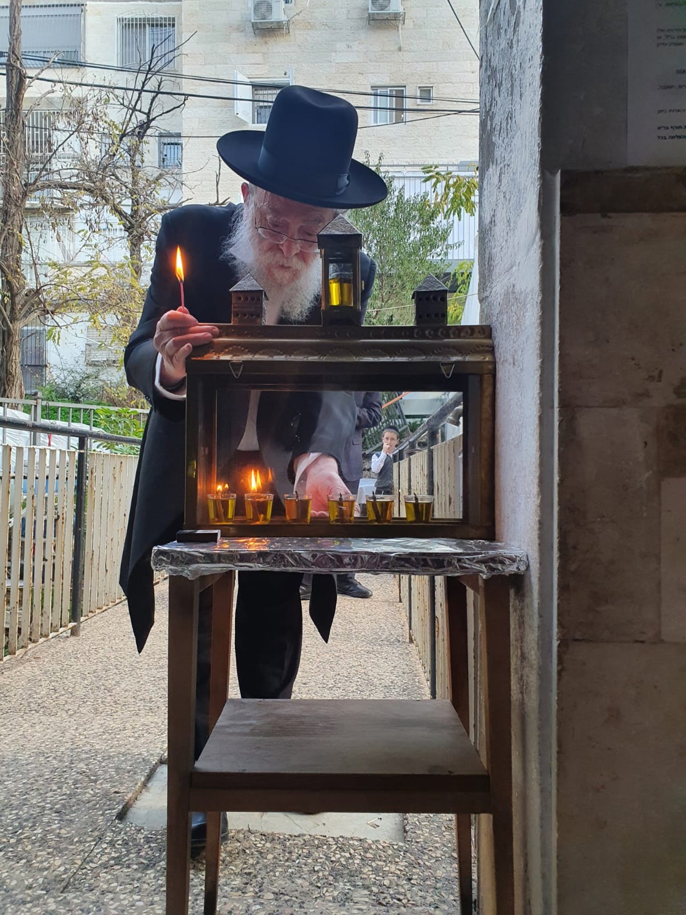 עם חנוכיית 'הלשם': כך הדליק הגאון רבי בנימין אלישיב