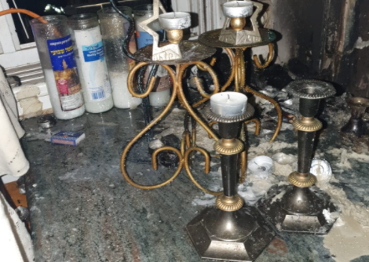 בליל שבת: נרות השבת והחנוכה גרמו לאש