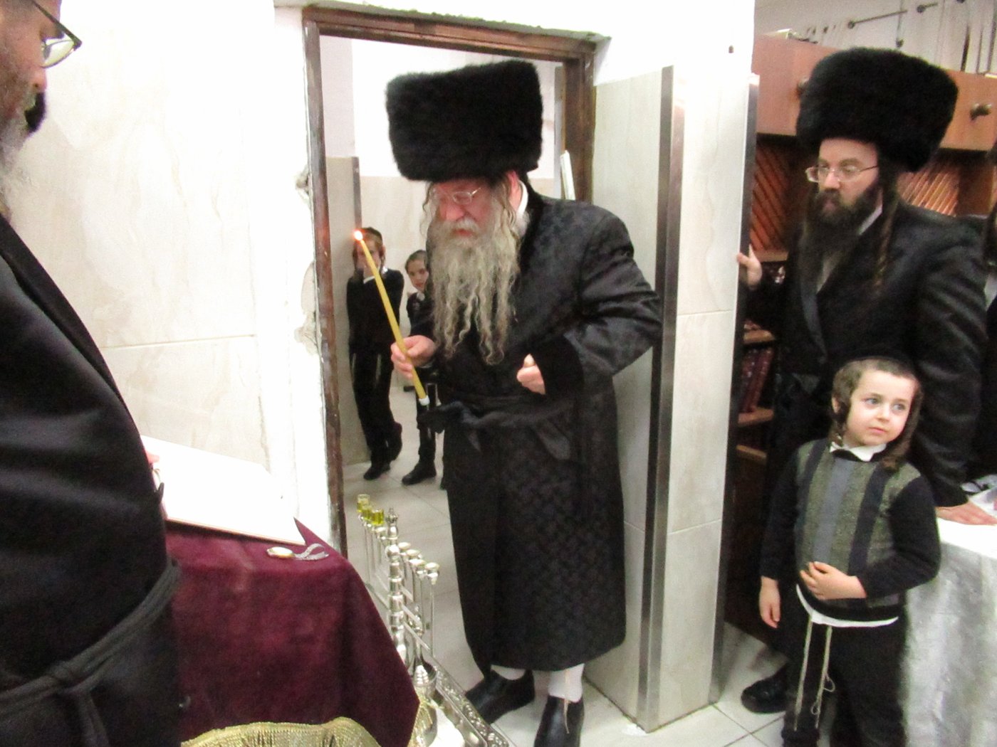 תיעוד: הרבי מקוזמיר הדליק נרות חנוכה וחילק לביבות