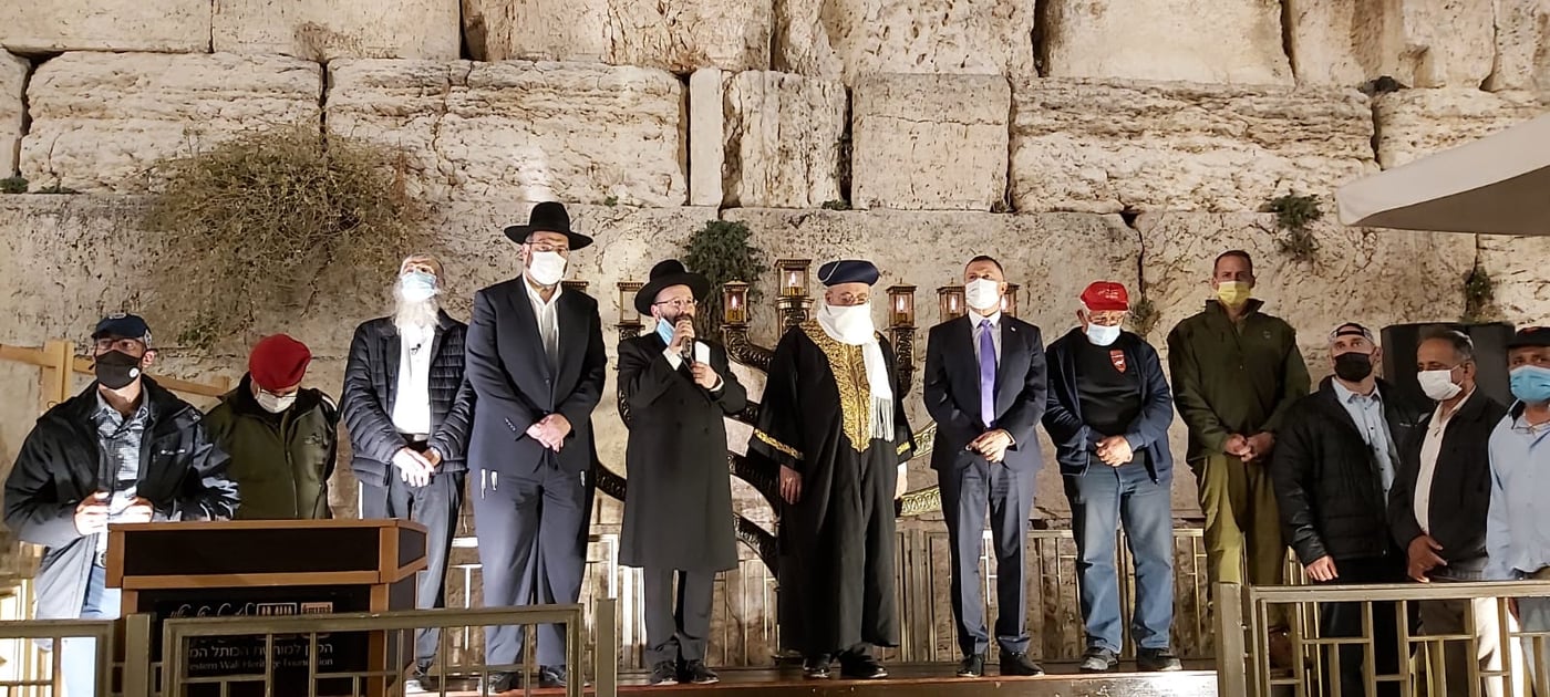 תיעוד: משלחת מבחריין הדליקה נרות בכותל