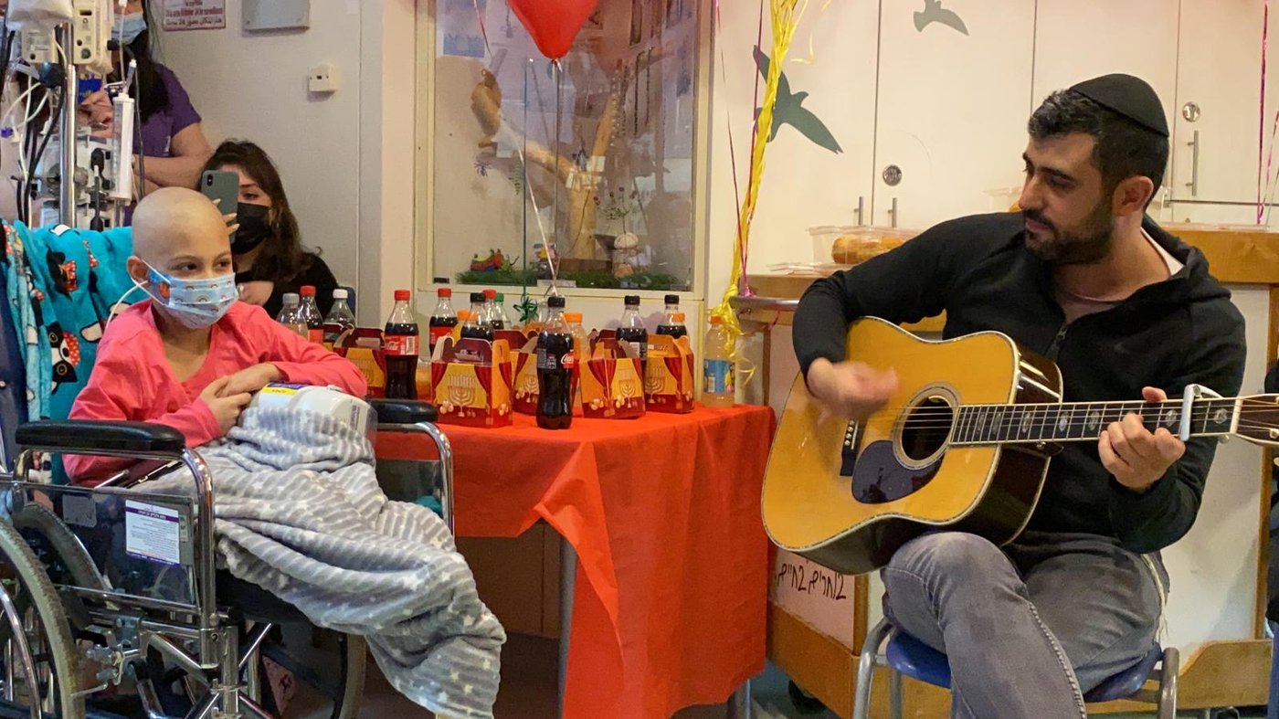 כשישי ריבו שימח את הילדים החולים • צפו