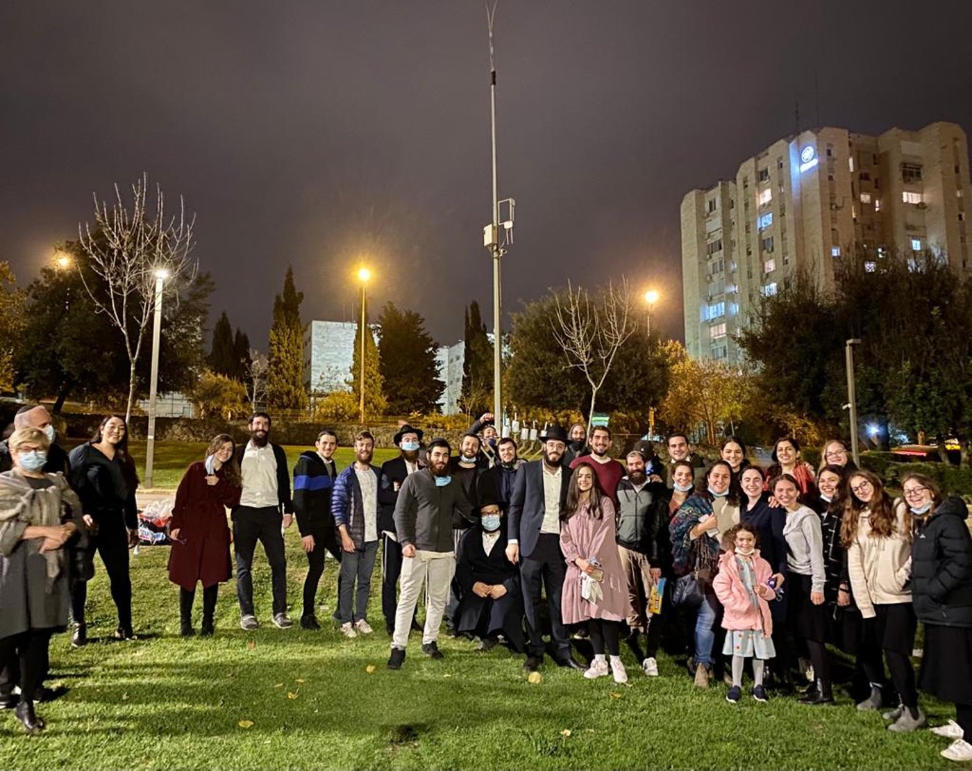 לראשונה: הדלקת נרות בגן סאקר ובמנהרה