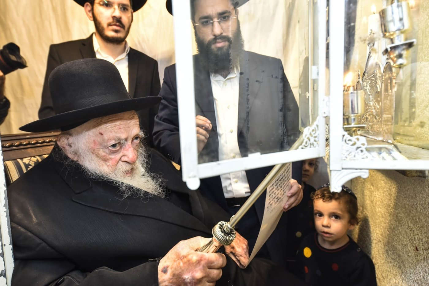 תיעוד: מרן הגר"ח קנייבסקי בהדלקת הנרות