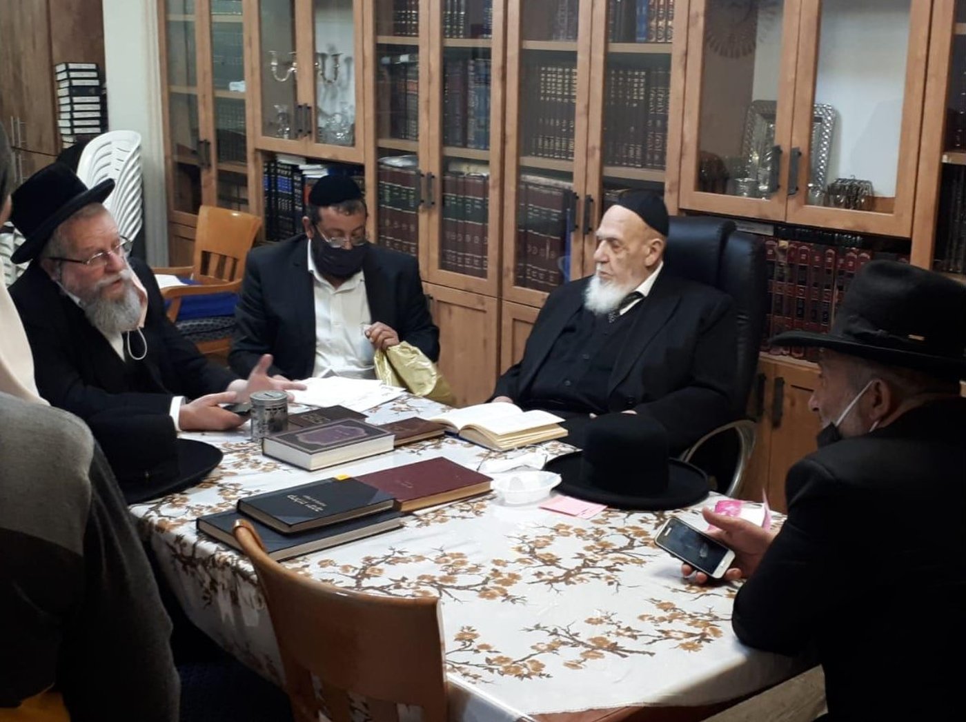 פירר במעונו של נשיא המועצת; מימין: השר דרעי