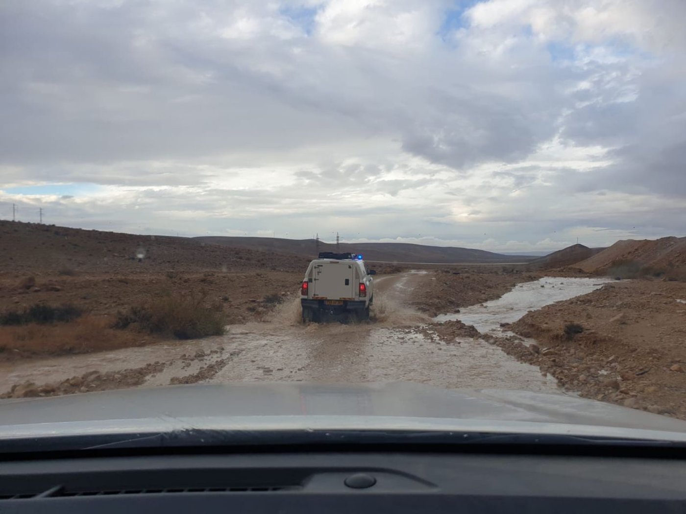 מטיילים נתקעו בשל הגשם העז וחולצו; צפו