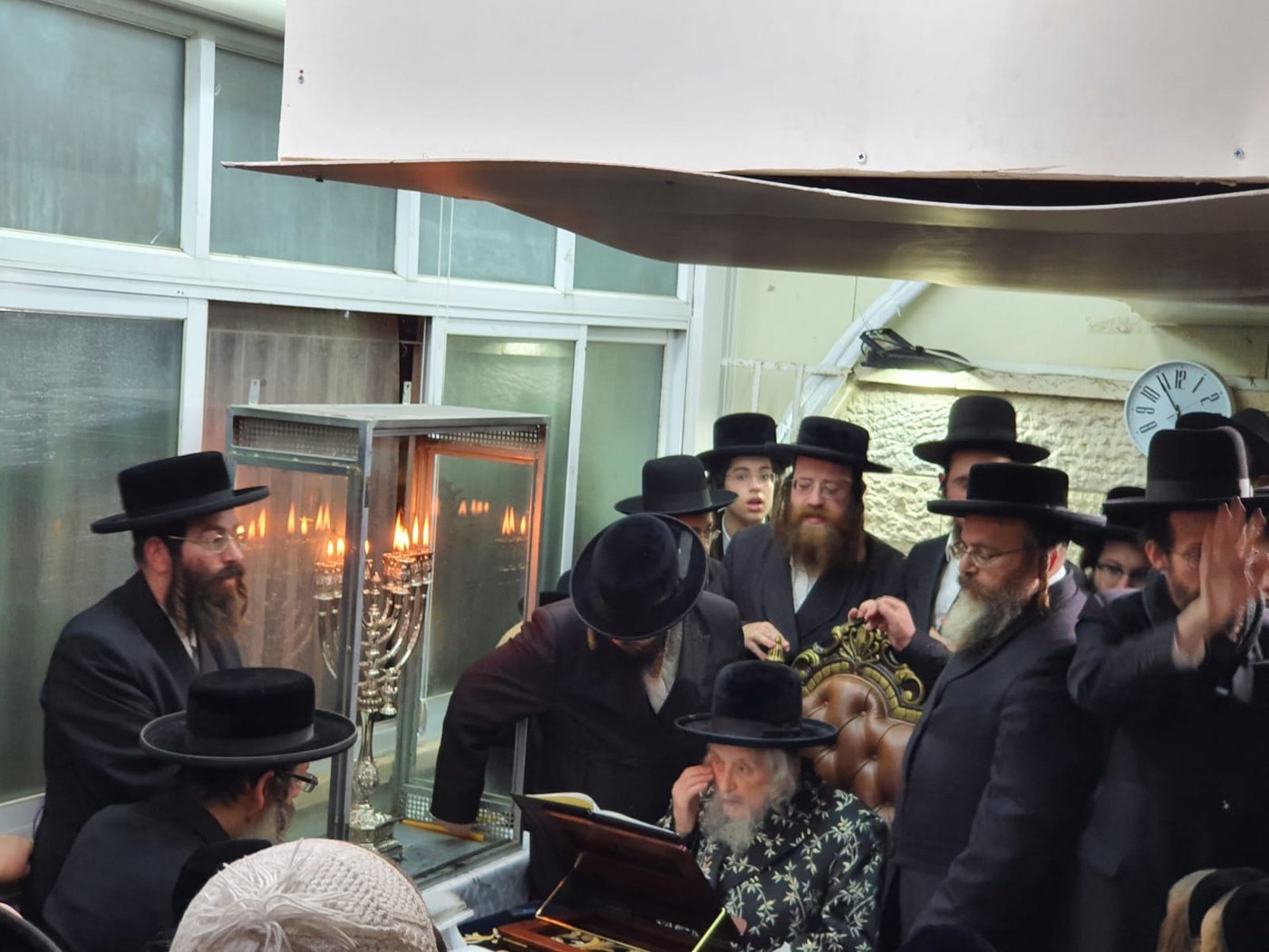 תיעוד: גאב"ד העדה בהדלקת נר שמיני של חנוכה