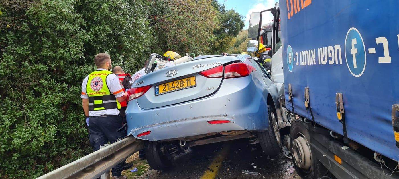 הרכב נמעך מתחת למשאית; אישה במצב קשה