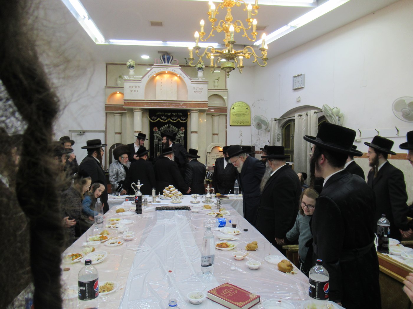 האדמו"ר מסטראפקוב הדליק בביתו וערך 'טיש' בבית המדרש