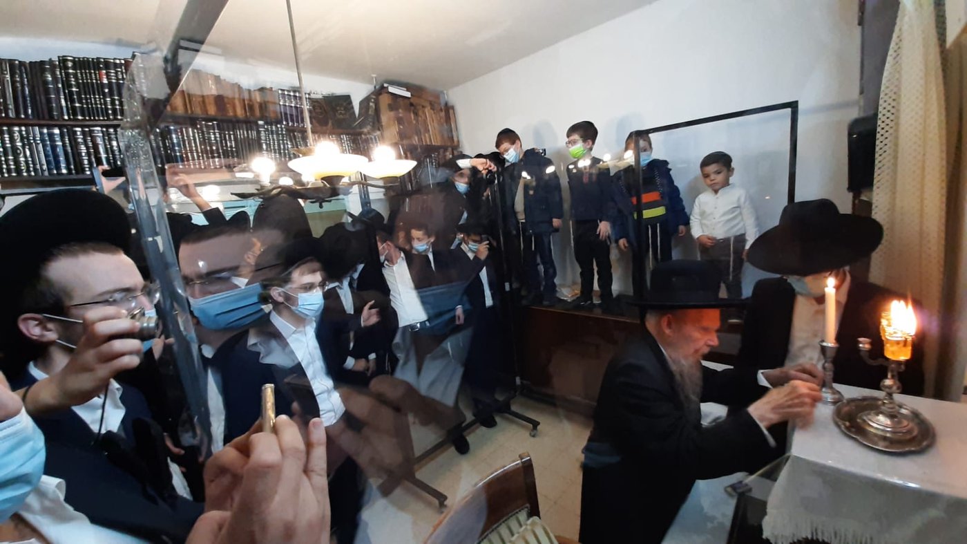 'זאת חנוכה': ההדלקה אצל 'ראש הישיבה'