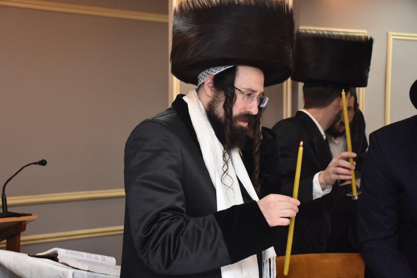 טיש זאת חנוכה ו'יארצייט' בחסידות מעז'יבוז'
