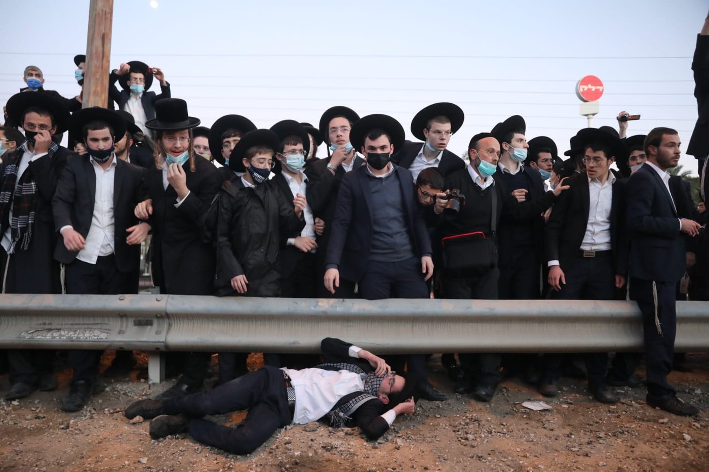 עסקן הפלג לקצין: "לא היה עדיף לשחרר את העציר שלנו?" • צפו