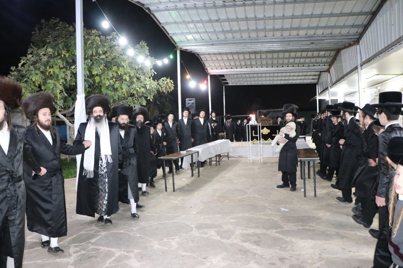 לאור הנרות: הרבי מזוטשקא שר 'גראמען' לבחורים