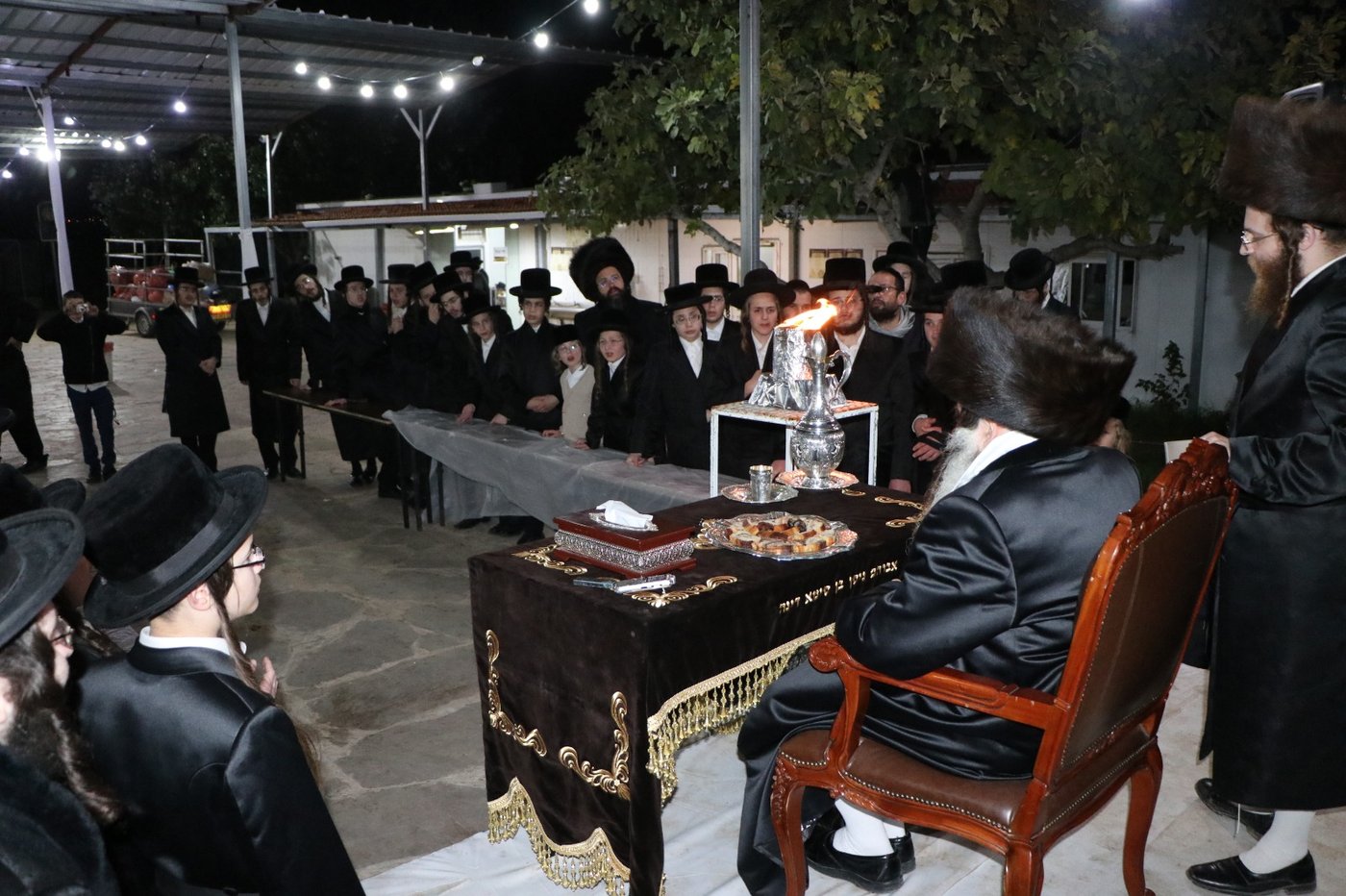 לאור הנרות: הרבי מזוטשקא שר 'גראמען' לבחורים
