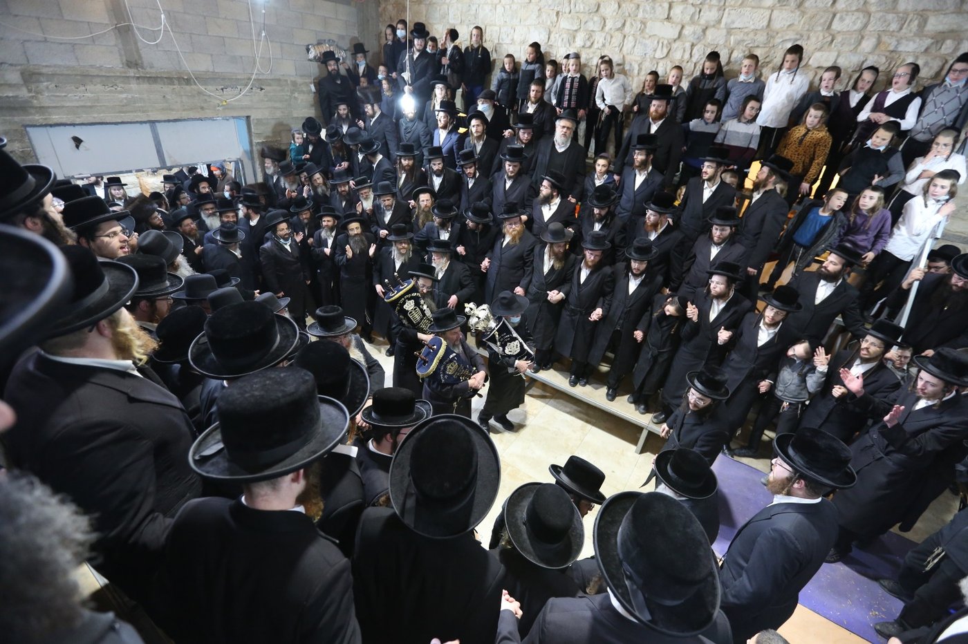 צפת: ה'לעלובערס' חגגו הכנסת ספר תורה