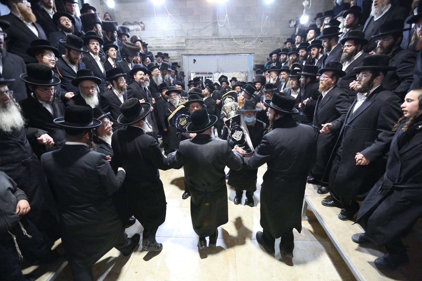 צפת: ה'לעלובערס' חגגו הכנסת ספר תורה